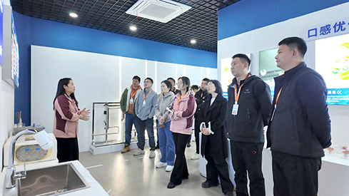 2展廳參觀.jpg 2展廳參觀.jpg